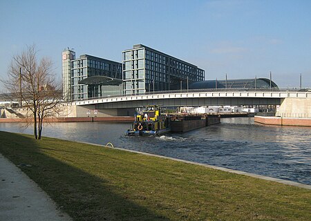 Berlin Spandauer Schifffahrtskanal, Schiff bei Kanaleinfahrt