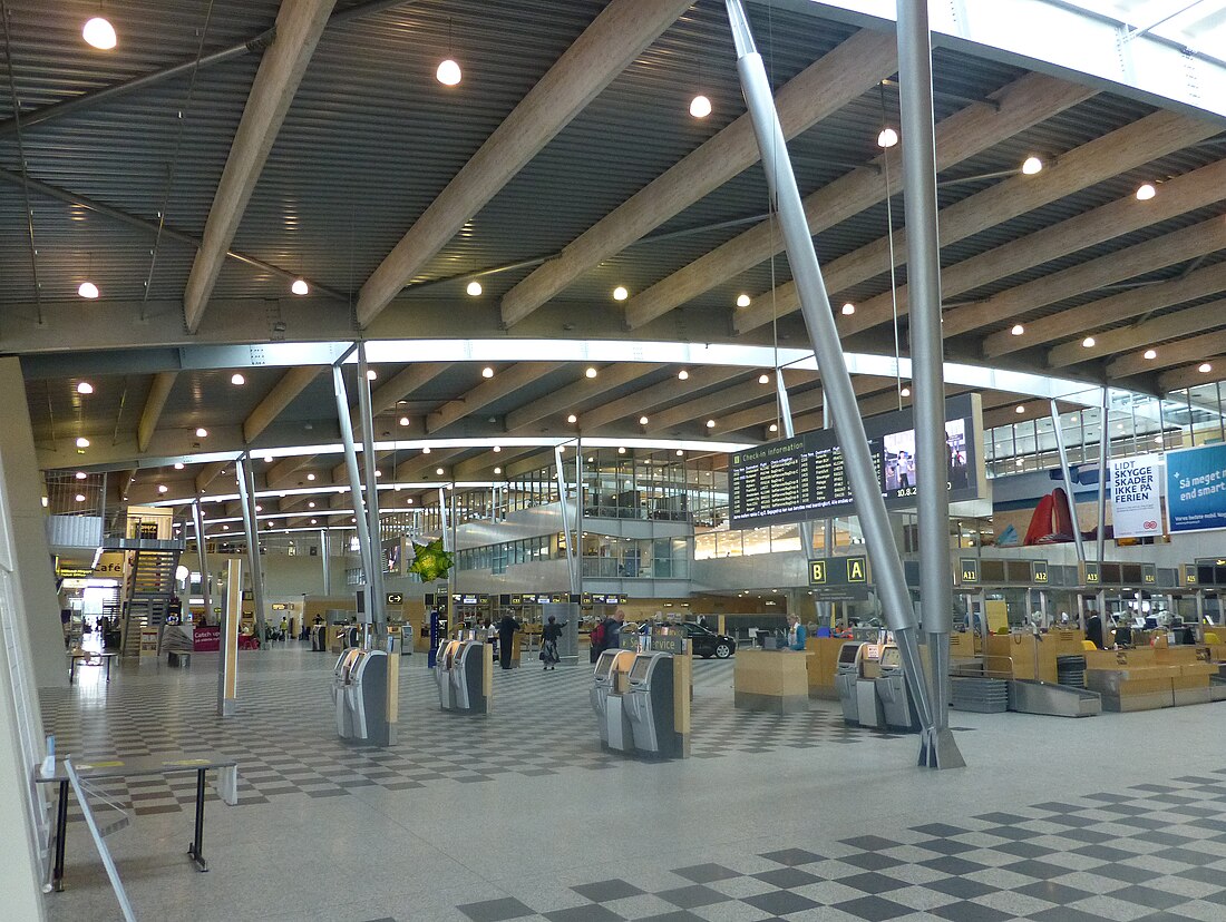 File:Billund Airport afgangshallen.jpg