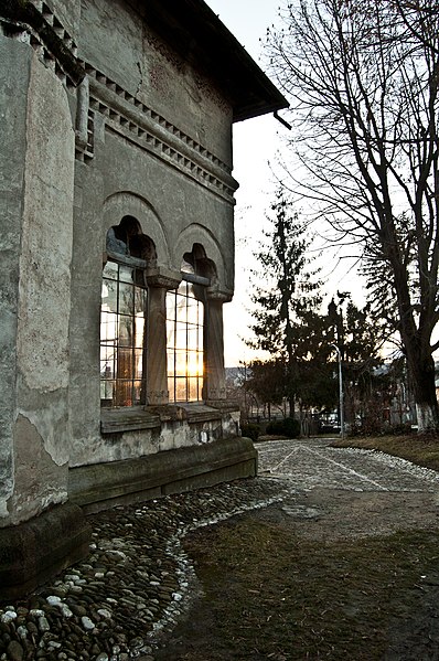 File:Biserica din doicesti vedere din lateral spate.jpg