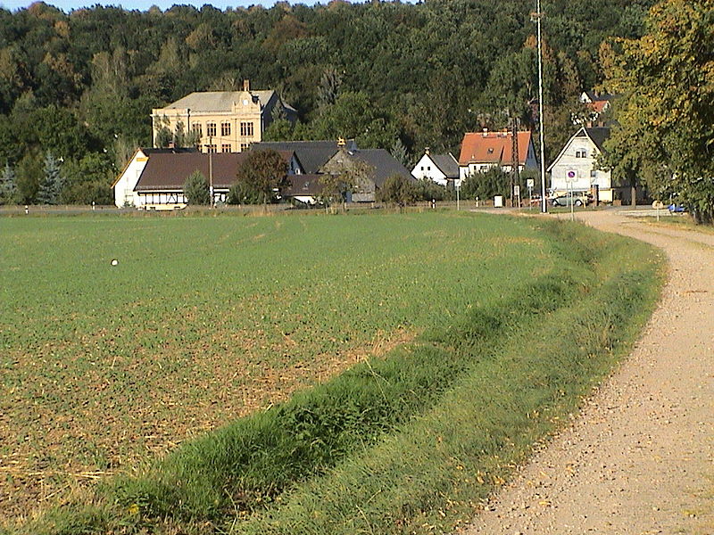 File:Blick zur alten Schule.JPG