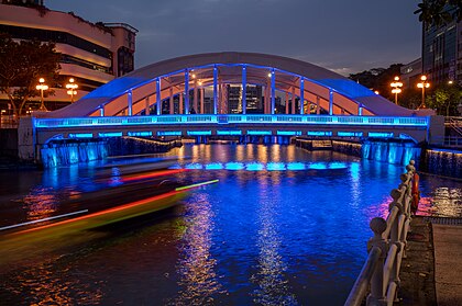 Rastros de luz de um barco que passa sob a ponte Elgin, em Singapura, durante a hora azul. A ponte Elgin é uma ponte em caixão metálico, veicular, que cruza o rio Singapura, ligando o centro da cidade à área de desenvolvimento urbano do rio Singapura, localizada na área central da cidade. A ponte de ferro foi construída entre 1925 e 1929 sobre o rio, substituindo uma antiga ponte de madeira. (definição 9 332 × 6 198)