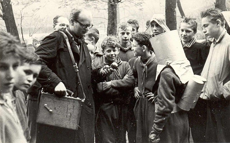 File:Bohumil Kolář (vlevo) a sraz raketových posádek časopisu ABC na Kunětické hoře v květnu roku 1962.jpg