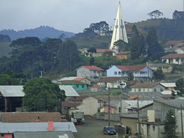 Uitzicht op Bom Jardim da Serra met de spits van de katholieke kerk Nossa Senhora do Perpétuo Socorro