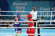 Deutsch: Boxen bei den Olympischen Jugendspielen 2018 Tag 12, 18. Oktober 2018 - Finale Fliegengewicht Mädchen – Martina La Piana (Italien, blau) schlägt Adijat Gbadamosi (Nigeria, rot) 5-0; Ringrichter ist James Beckles (Trinidad und Tobago). English: Boxing at the 2018 Summer Youth Olympics on 18 October 2018 – Girl's flyweight Gold Medal Bout - Martina La Piana (Italy, blue) beats Adijat Gbadamosi (Nigeria, red) 5-0; Referee is James Beckles (Trinidad and Tobago). Español: Boxeo en los Juegos Olímpicos Juveniles de Verano de 2018 en 18 de octubre de 2018 - Combate a medalla de oro de peso mosca para mujeres: Martina La Piana (Italia, azul) le gana a Adijat Gbadamosi (Nigeria, roja) 5-0; El árbitro es James Beckles (Trinidad y Tobago).