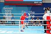 Deutsch: Boxen bei den Olympischen Jugendspielen 2018 Tag 12, 18. Oktober 2018 - Finale Leichtgewicht Mädchen – Oriana Saputo (Argentinien, blau) schlägt Emma Lawson (Australien, rot) 5-0; Ringrichter ist José Romero (Spanien). English: Boxing at the 2018 Summer Youth Olympics on 18 October 2018 – Girls' lightweight Bronze Medal Bout – Oriana Saputo (Argentina, blue) wins over Emma Lawson (Australie, red) 5-0; Referee is José Romero (Spain). Español: Boxeo en los Juegos Olímpicos Juveniles de Verano de 2018 en 18 de octubre de 2018 - Combate de medalla de bronce de las niñas: Oriana Saputo (Argentina, azul) gana a Emma Lawson (Australie, roja) 5-0; Árbitro es José Romero (España).