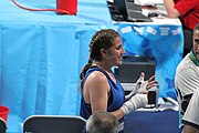 Deutsch: Boxen bei den Olympischen Jugendspielen 2018 Tag 12, 18. Oktober 2018 - Finale Leichtgewicht Mädchen – Oriana Saputo (Argentinien, blau) schlägt Emma Lawson (Australien, rot) 5-0; Ringrichter ist José Romero (Spanien). English: Boxing at the 2018 Summer Youth Olympics on 18 October 2018 – Girls' lightweight Bronze Medal Bout – Oriana Saputo (Argentina, blue) wins over Emma Lawson (Australie, red) 5-0; Referee is José Romero (Spain). Español: Boxeo en los Juegos Olímpicos Juveniles de Verano de 2018 en 18 de octubre de 2018 - Combate de medalla de bronce de las niñas: Oriana Saputo (Argentina, azul) gana a Emma Lawson (Australie, roja) 5-0; Árbitro es José Romero (España).