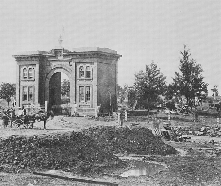 File:Brady, Mathew B. - Eingang zum Friedhof bei Gettysburg (Zeno Fotografie).jpg