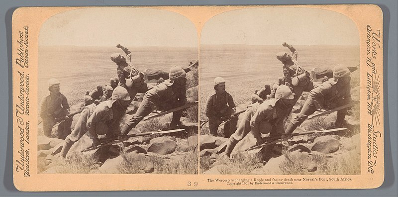 File:Britse soldaten voeren een aanval uit op een heuvel in Norvalspont The Worcesters charging a Kopje and facing death near Norval's Pont, South Africa (titel op object), RP-F-F08933.jpg