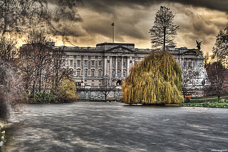 File:Buckingham Palace on a cloudy day.jpg