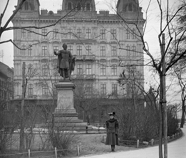 File:Budapest V., Schoch Frigyes Eötvös József szobra és Ritz Szálló 1907.jpg