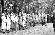 De begrafenis van Walther von Hunersdorf op de militaire begraafplaats in Charkov, 18 juli 1943.  De commandant van de GA "Zuid" Erich von Manstein salueert met een wapenstok.  Naast hem is de commandant van de 4e TA Herman Goth en de commandant van het 11e korps Erhard Raus.  De vrouw met de bloemen in het midden is de vrouw van von Hunersdorf, Oda, die als verpleegster in het ziekenhuis van Kharkiv werkte.