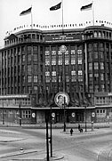 1959年まで党本部が置かれた旧ヨナス百貨店（ドイツ語版）(1951年)