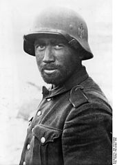 A German Army soldier during the Battle of Stalingrad in 1942 Bundesarchiv Bild 183-B29906, Russland, Kampf um Stalingrad, Grenadier.jpg