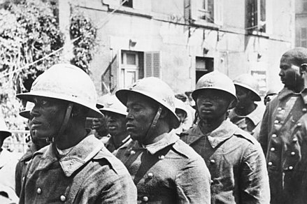 フランス統治下のアフリカからの約12万人の捕虜がドイツ人に捕らえられ、他のフランス人捕虜とは異なり、人種的汚損を恐れてドイツに強制送還されませんでした。