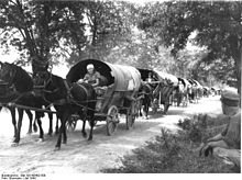 A refugee trek of Black Sea Germans during the Second World War in Hungary, July 1944 Bundesarchiv Bild 183-W0402-500, Fluchtlingstreck in Richtung Deutschland.jpg