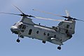 Середній транспортний вертоліт CH-46 «Сі Найт» американської морської піхоти понад Гантінґтон-Біч. Каліфорнія