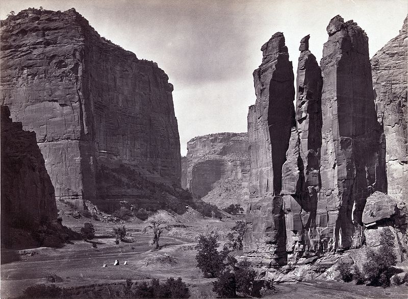 https://upload.wikimedia.org/wikipedia/commons/thumb/4/49/Canyon_de_Chelly_ppmsca.10057.jpg/800px-Canyon_de_Chelly_ppmsca.10057.jpg