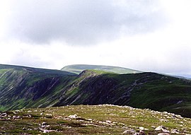 Butcharts corrie.jpg'nin tepesinden Carn a 'Gheoidh