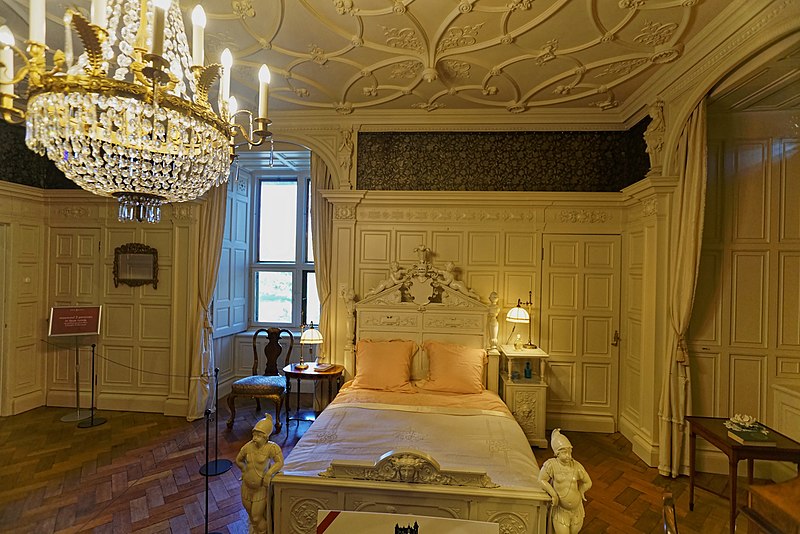 File:Castle De Haar (1892-1913) - 1st Floor Bedrooms - Gabrielle's Bedroom 4.jpg