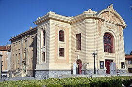 Le théâtre de Castres situé en face de l'évêché et du jardin à la française.