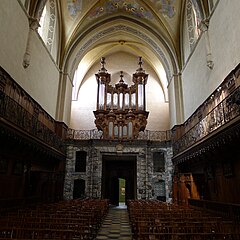 La nef côté orgue et entrée.