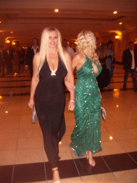 File:Caylian Curtis, Gabriella Tchekan at 2007 AVN Awards 2.jpg