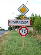 Panneau d'entrée d'agglomération avec panneau B14 70 km/h placé sur le même support