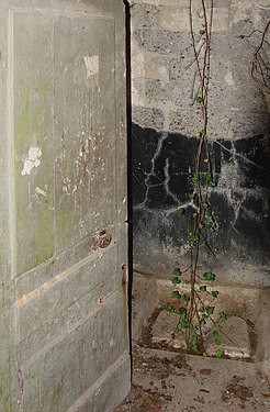 Toilettes à la turque dans une usine en ruine