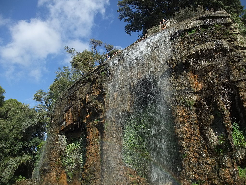 Colline du chateau waterfall