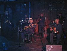 O cantaire y guittarista cubano Compay Segundo en una imachen d'agosto de 2002, mientres un recital en L'Habana.