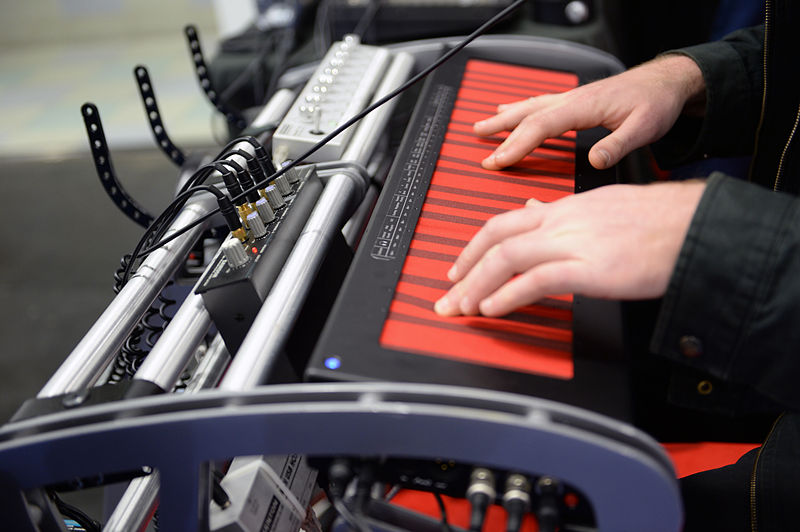 File:Continuum Fingerboard - 2014 NAMM Show.jpg