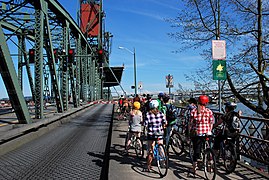Ciclistas a la espera mientras se eleva un tramo del puente