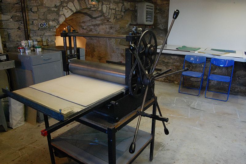 File:Cylinder press at SCAD-Lacoste in Vaucluse, France.jpg