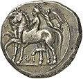 Silber (Didrachme). 7,83 g; 22 mm; 9 h. ca. 340-325 v. Chr. Avers. Zwei Pferde traben nach l. Auf dem vorderen Pferd sitzt ein Knabe, der von einer Nike bekränzt wird.[81]