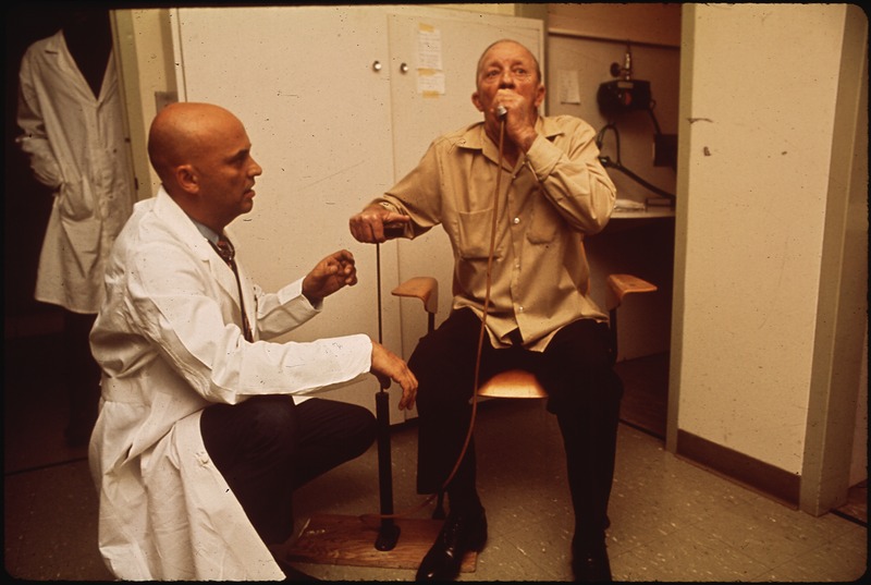 File:DR. BEN V. BRANSCOMB USES A SIMPLE TIRE PUMP AS A BREATHING AID FOR A RED LUNG VICTIM. DR. BRANSCOMB IS A LEADING... - NARA - 545395.tif