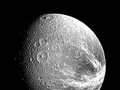 Bề mặt địa hình gãy trên Dione được chụp từ khoảng cách 240,000 bởi Voyager 1