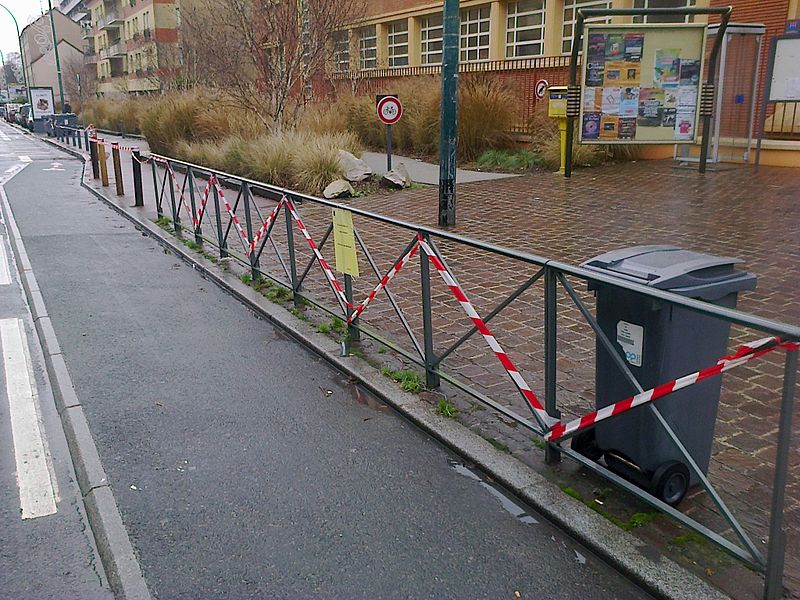 File:Dispositif d'interdiction de stationnement - Ecole Ferdinand Buisson - Chaville - janvier 2015.jpg