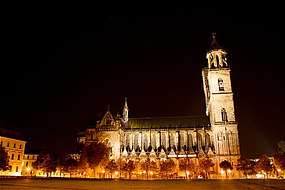 Dom zu Magdeburg Seitenansicht bei Nacht.jpg