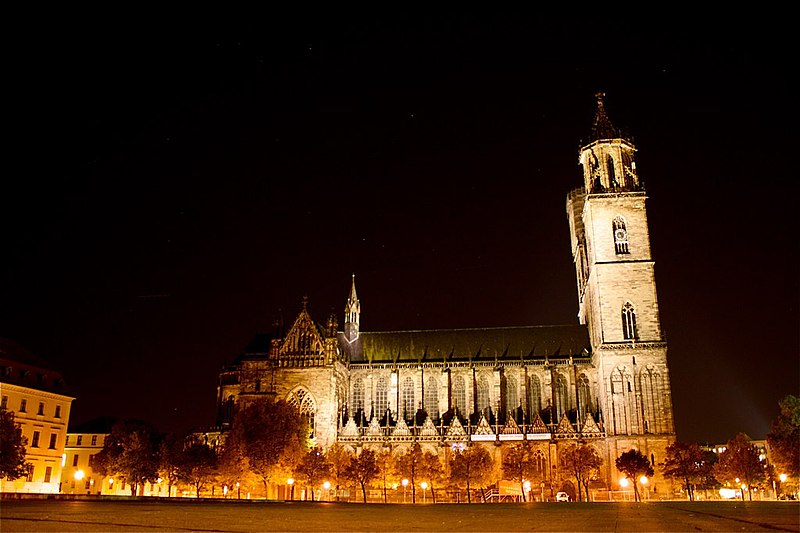 File:Dom zu Magdeburg Seitenansicht bei Nacht.jpg