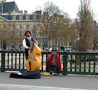 Уличный музыкант на мосту