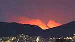 Incendio de Drevenochoria visto desde Ilion, aproximadamente a las 2 de la mañana del 18 de julio. Estas no son llamas sino el resplandor del fuego debido a la configuración de la cámara. El fuego está detrás de las montañas.