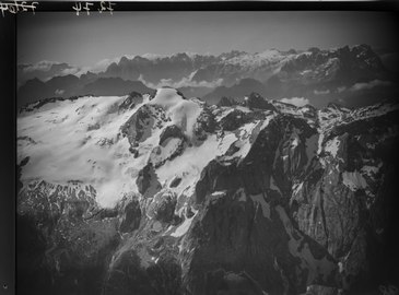 Nordabdachung mit Marmolatagletscher 1933, die Punta Rocca noch fast vollständig im Eis