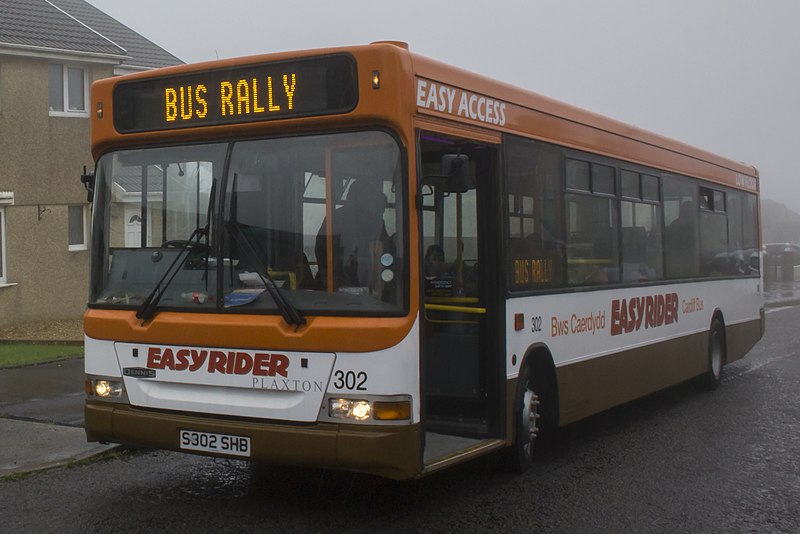 File:EasyRider - Cardiff Bus - Huntingdon Way, Tycoch, Swansea (27776266135) (cropped).jpg