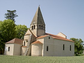 Eglise St Aignan du XIIè siècle située à BEGUES (Allier).jpg