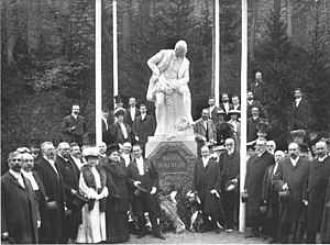 Inauguration of the Shakespeare monument in the Park an der Ilm in Weimar by Deutsche Shakespeare Gesellschaft in 1904