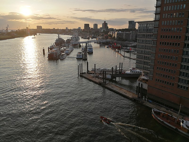 File:Elbphilharmonie Plaza, Hamburg (26462257588).jpg