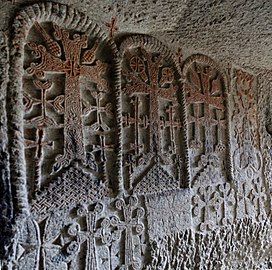 Համալիրի ժայռափոր եկեղեցու պատին արված փորագիր խաչեր։