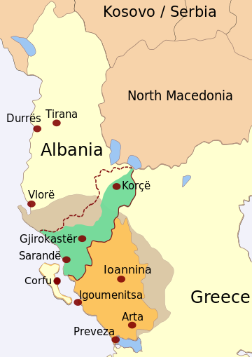 Epirus in de 20e eeuw, verdeeld tussen Griekenland en Albanië.  Grijs: Epirus in de oudheid;  Oranje: De Griekse regio Epirus;  Groen: De omvang van de grootste concentratie Grieken in ‘Noord-Epirus’ in het begin van de 20e eeuw;  Rood-gestreepte lijn: de Autonome Republiek van Noord-Epirus;