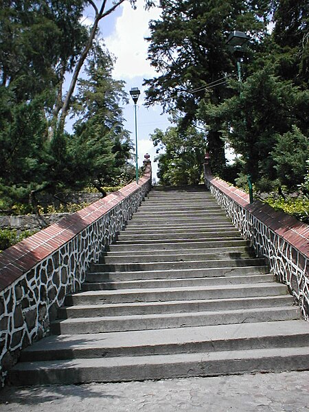 File:Escalinata del Calvario de Toluca.jpg