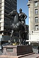 Estatua dedicada a Pedro de Valdivia, ubicada en la esquina noreste de la plaza de armas de Santiago.